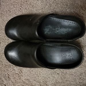 Black leather Danskos